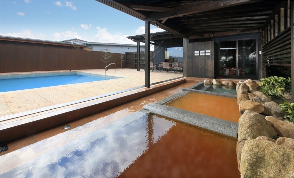 花菖蒲のプライベートプールと3種の温泉露天風呂