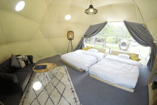 グランドーム伊勢賢島のドームテント。広々空間で、落ち着いた雰囲気。