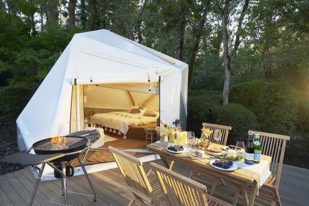 自然の中に建つグランヴォ―スパヴィレッジのテント、テントのそばでBBQが楽しめます。