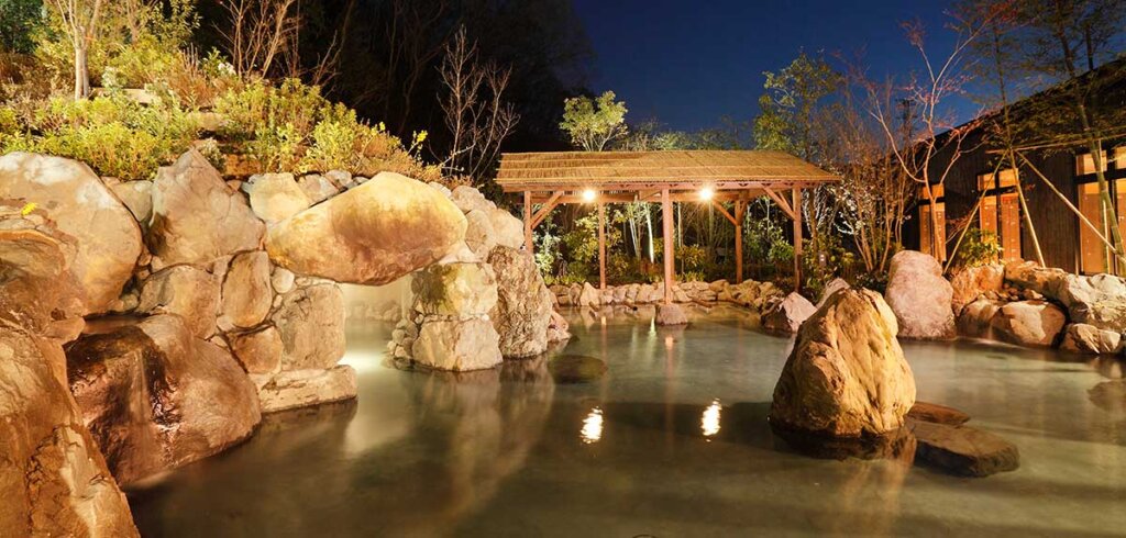 ネスタリゾート内の温泉施設をグランピングとセットで楽しんでいただけます。