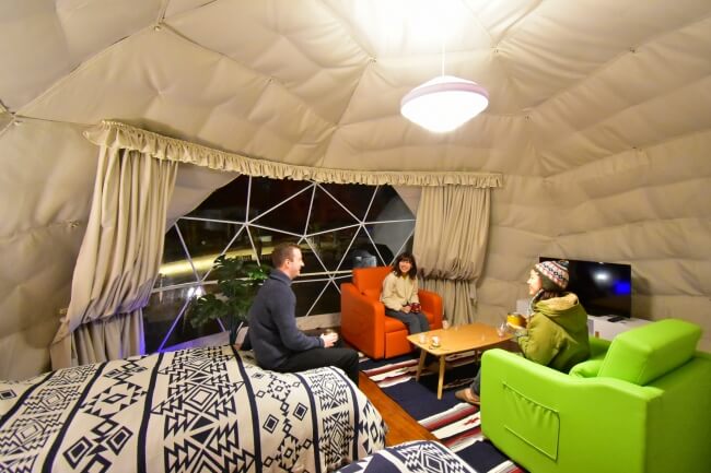 伊豆シャボテン公園　冷暖房完備のドームテント内部は快適