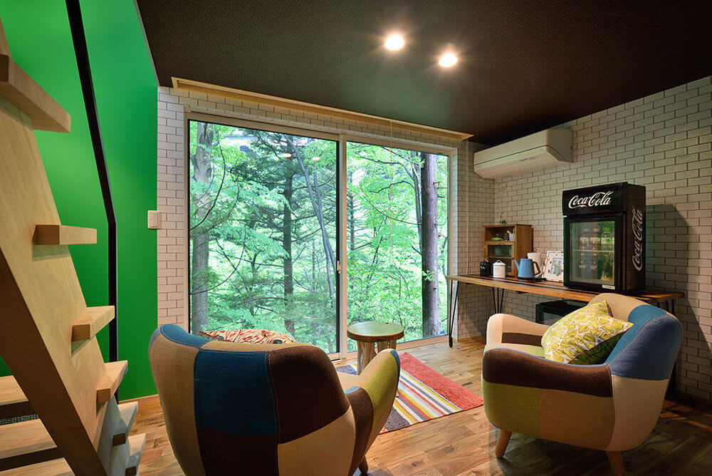 窓の外は大自然、おしゃれな家具に落ち着く内装のグランピングシマブルー