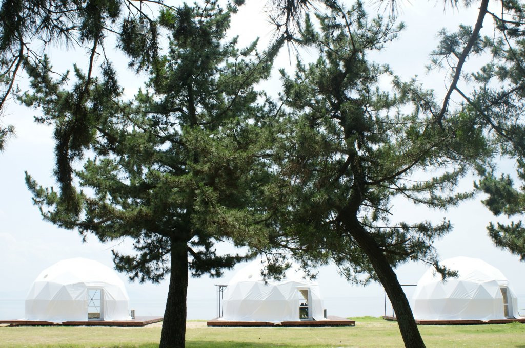 グランドーム滋賀高島は松林の綺麗な近江白浜の湖岸になります