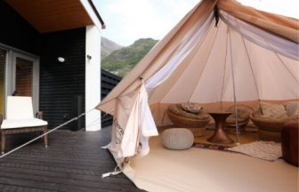 デッキに建てられたテントでグランピングが楽しめる渓流ヴィラITSUKI
