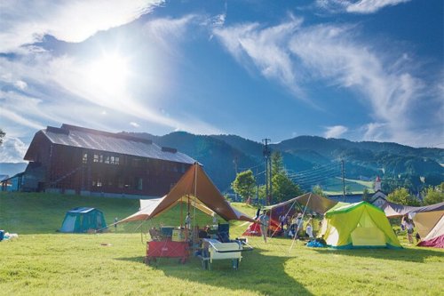 めいほう高原キャンプフィールドは、ログハウス、グランピングテント、オートキャンプの３種類。青空の下で素敵な体験をしよう。