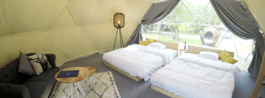 グランドーム伊勢賢島のドームテント。広々空間で、落ち着いた雰囲気。