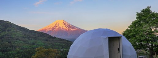 杓子山ゲートウェイキャンプのドームテントと夕映えの富士山