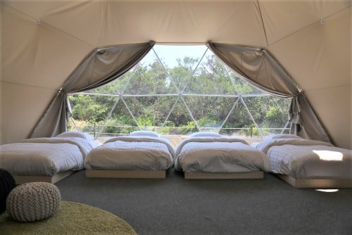 グランドーム伊勢賢島の大型ドームテントは4台のベッド