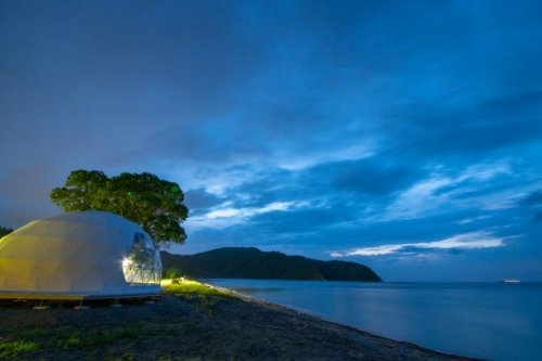伊勢志摩の海を間近に感じながら、まるで海にふわふわと浮かぶような感覚でドーム型テントに泊まることができる
