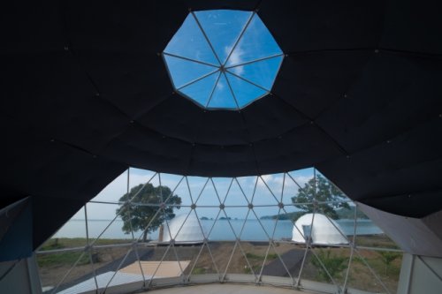 グランオーシャン伊勢志摩テントの窓から間近に海が見える